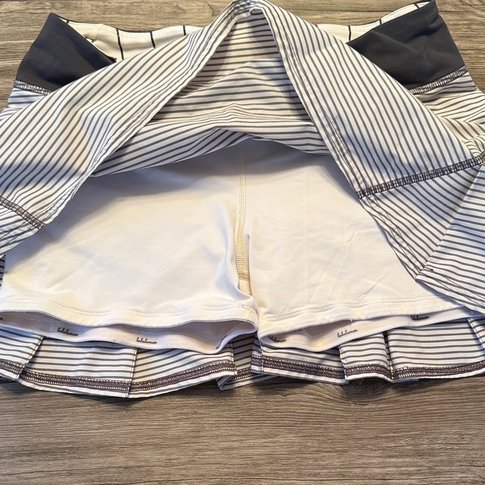 lululemon athletica White and Gray Striped Women’s Skort - Picture 3 of 6